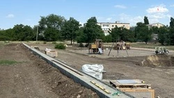 Детскую площадку возводят в селе Покровском