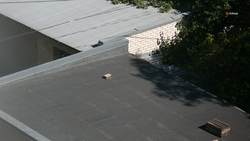 Плоскую крышу отремонтировали в МКД Красногвардейского округа